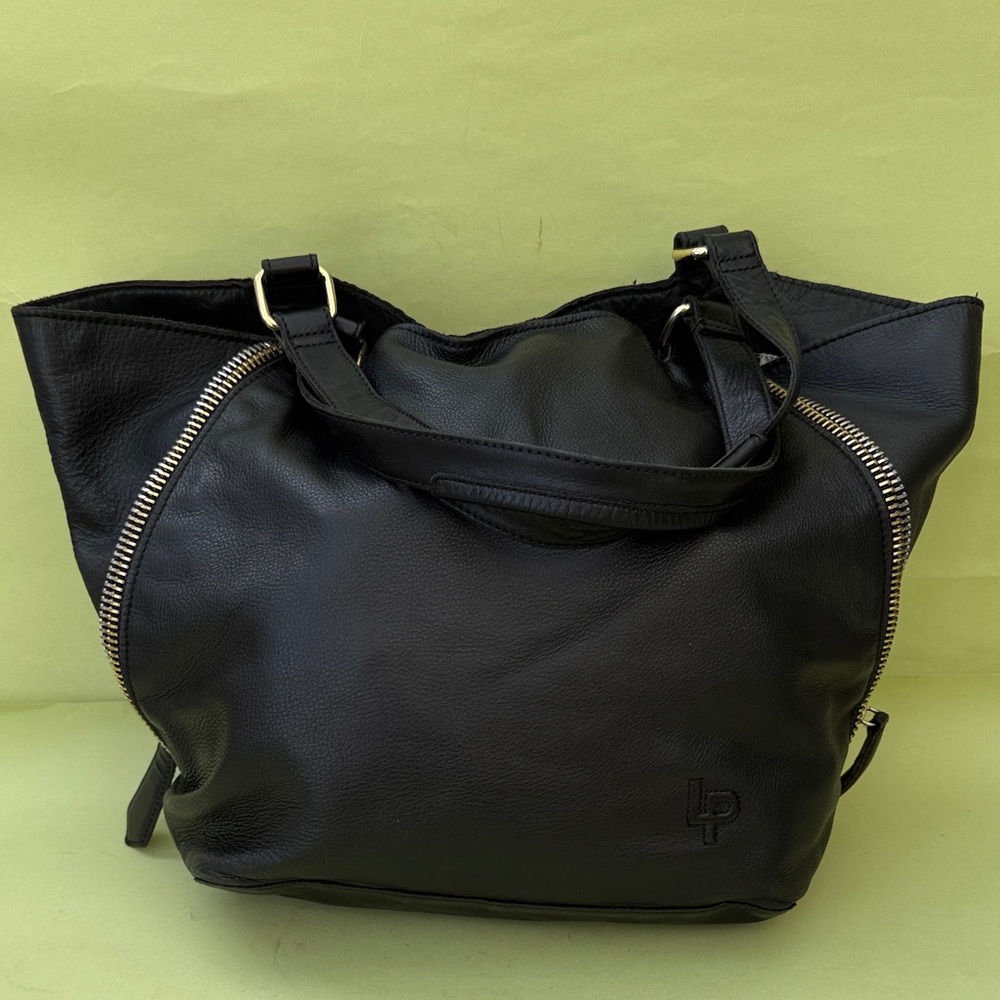 Black Linea Pelle Convertible Leather Shoulder Bag with Beautiful Details - Picture 4 of 16